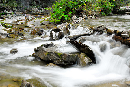 瀑布生态石头巨石成长环境岩石林地荒野季节溪流图片