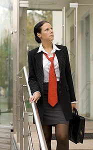 拥有投资组合的女商务人士成功女士商务办公室人士领带活力衣服公文包成人图片