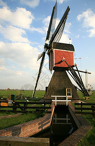 传统荷兰风车季节场地运河植物蓝色田园牧场环境天空环保图片