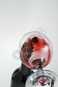 香彩酒运动红色纪念日玻璃瓶子酒吧酒精飞溅魅力宏观图片