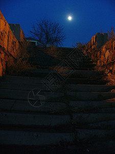 夜间月亮方式楼梯背景图片