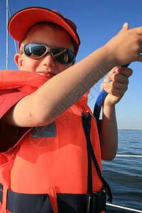 青年游艇员休息夹克休闲太阳镜运河游艇安全浮领航行木板图片