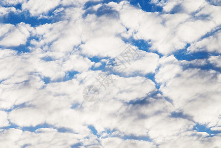 白云笼罩着蓝色的天空环境天气沉淀晴天太阳云雾气氛积雨阴霾天蓝色图片