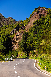 马德拉山区公路蓝色旅行寂寞单线标记风景沥青中心车道小路图片