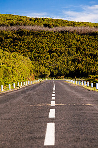 马德拉山区公路乡村小路风景爬坡单线衬套路标寂寞蓝色旅游图片