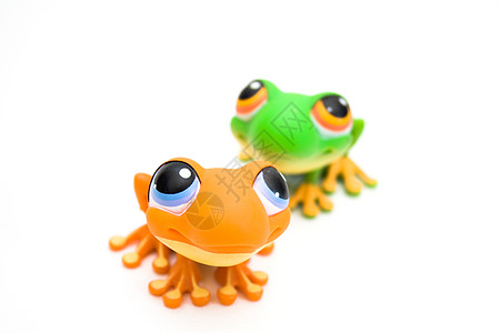 两个青蛙玩具白色爬虫绿色橙子爬行动物眼睛塑料好奇心图片