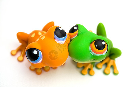 两个青蛙玩具眼睛塑料白色爬虫爬行动物好奇心绿色橙子图片