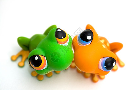 两个青蛙玩具塑料眼睛爬行动物绿色爬虫好奇心白色橙子图片