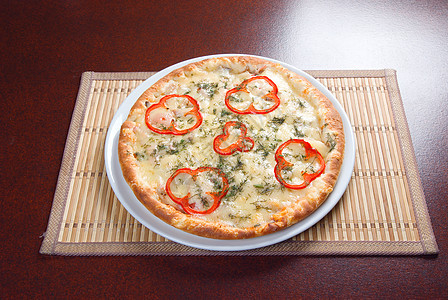 美味的意大利披萨在盘子上圆形圆圈餐厅食物洋葱脆皮小吃营养图片