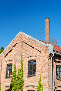 工厂建筑和Chimney烟囱建筑学管道阳光爬行者红色蓝色窗户天空图片