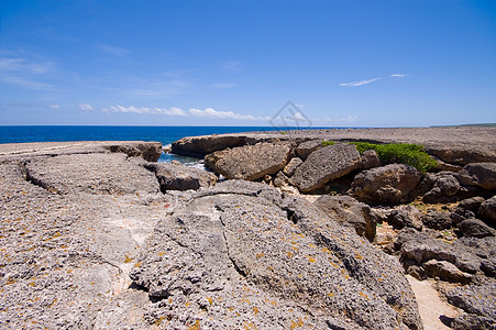 自然桥梁倒塌的岩石海岸图片