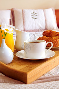 早餐在旅馆房间的床上吃果汁摆设饮料飞碟酒店花瓶床单食物旅行橙子图片