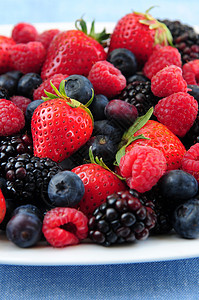 各种新鲜浆果覆盆子收成采摘水果盘子维生素生产红色宏观食物图片