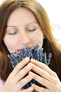 妇女闻到熏衣草紫色香气花束香味福利女性呵护治疗疗法薰衣草图片