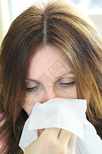 患有流感或过敏的妇女面巾纸女性鼻子悲伤疾病成人组织一代症状干草图片