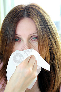 患有流感或过敏的妇女女性婴儿悲伤干草症状眼睛发烧喷嚏成人组织图片