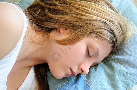 女孩睡觉的少女说谎青少年卧室寝具女孩们枕头眼睛健康青年女士背景图片