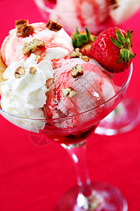 草莓冰淇淋圣代餐厅坚果奶制品甜点食物诱惑眼镜咖啡店核桃糖浆图片
