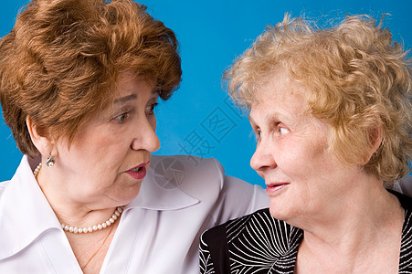 两个祖母微笑快乐女性幸福蓝色女士成人头发珠子退休背景图片