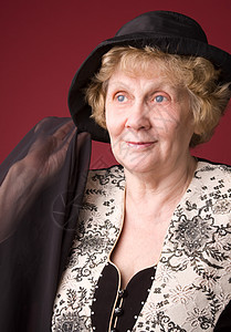 快乐的老年妇女金发祖母女性退休棕色红色帽子头发女士成人图片