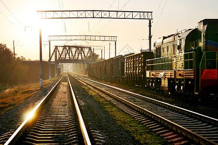 日落时的铁路黑色工业引擎水平旅行火车机车力量阳光太阳图片
