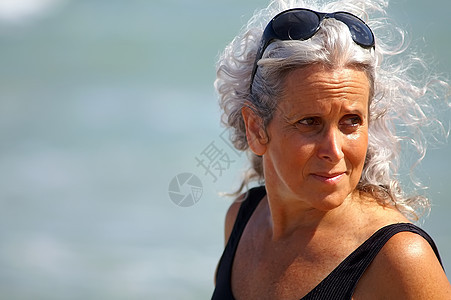 幸福退休海滩保险奶奶父母假期乐趣祖父母自由养老金情绪图片