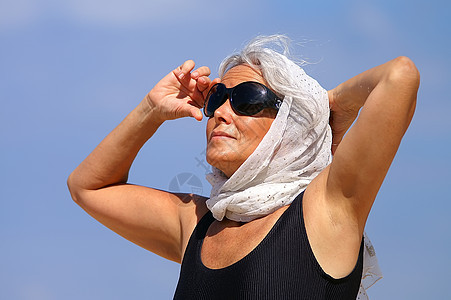 幸福退休     一位年长妇女图片