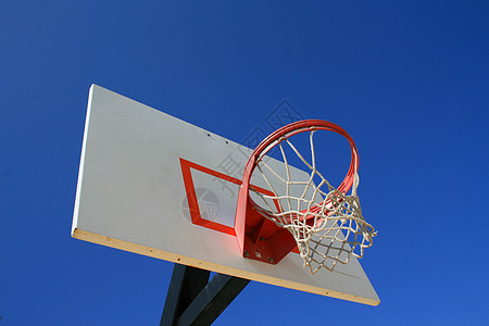 篮球网和后板蓝色戒指红色法庭晴天竞赛运动游戏天空篮板背景图片