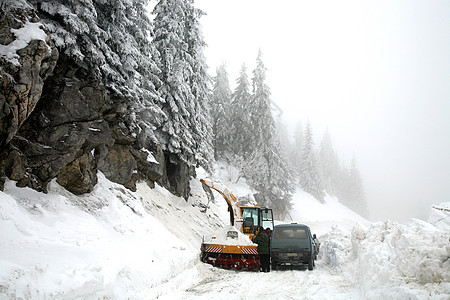 科索沃冬季风暴雪堆打扫运输工人卡车季节工作交通爬坡图片