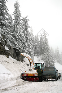 科索沃冬季风暴工作季节工人雪堆岩石爬坡运输汽车行动图片