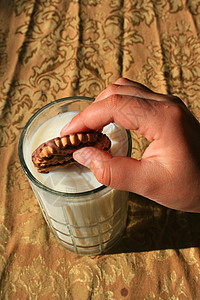 饼干和一杯牛奶面团奶油糕点食物玻璃指甲工作室蛋糕身体一部分图片