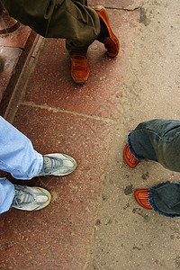 粉笔运动女士男人蓝色靴子棕色牛仔裤鞋类背景图片