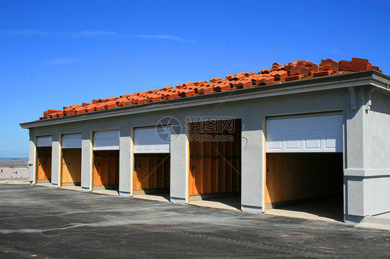 正在建造的停车场楼大楼灰色天空水泥品牌入口蓝色建筑木头车库白色图片