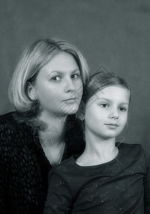 女儿和母亲家庭女孩眼睛孩子微笑压痛头发金发女郎背景图片