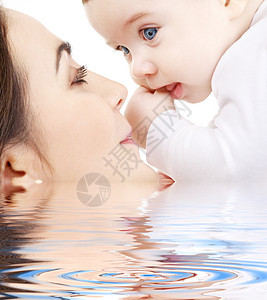 快乐的母亲在2号水中与小男孩玩耍图片
