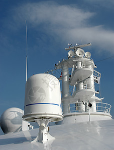 上层甲板天空顶层白色蓝色乐器仪器雷达背景图片