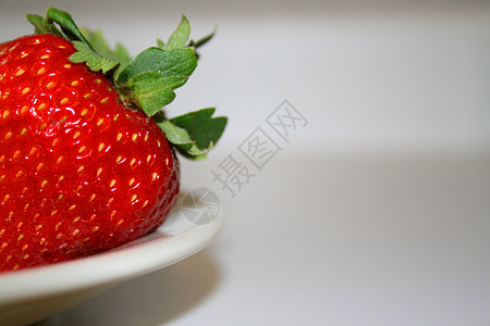 草莓密闭糖果食物盘子树叶拼盘甜点水果白色背景图片