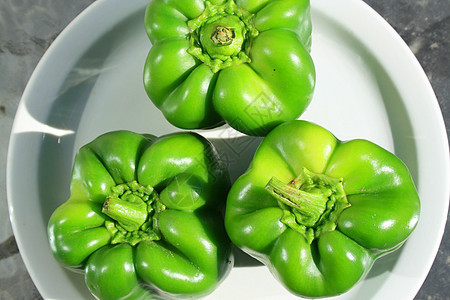 绿铃辣椒沙拉拼盘食物蔬菜陶瓷制品资源白色盘子红色图片