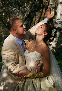 新婚夫妇生活公园美丽拥抱女孩太阳眼睛已婚面纱选手图片