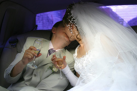 新婚夫妇微笑女士新娘玫瑰夫妻天空恋人日落女性婚礼图片