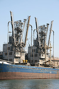 船舶装船蓝色造船船运天空贸易港口卸载红色码头船厂图片