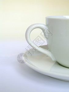 白咖啡杯中的黑咖啡勺子午餐盘子奶油巧克力活力漩涡咖啡牛奶饮料图片