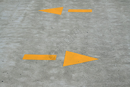 黄箭头警告沥青黄色旅行运输街道路面图片
