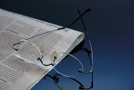 玻璃胶反射记者杂志镜子知识玻璃眼镜世界办公室打印图片