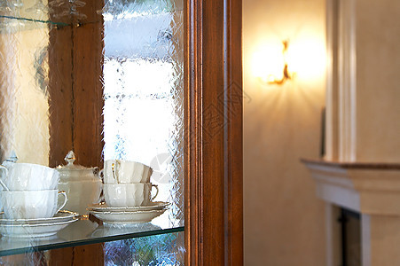 茶杯环境木头棕色飞碟反射团体房间玻璃梳妆台灯光图片