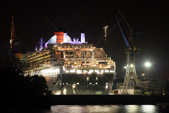 游轮停靠码头夜景维修港口船厂巡航工业奢华血管女王造船图片