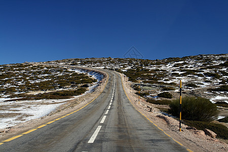 冬季风景滑雪天空旅行山脉远足爬坡冻结远景房子岩石图片