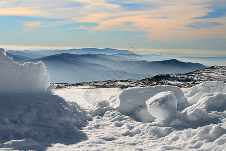 冬季风景季节爬坡山脉顶峰岩石蓝色冻结旅行旅游远景图片