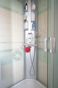新的淋浴隔间鞭子福利大厦陈列柜玻璃浴室毛巾龙头洗发水房间图片