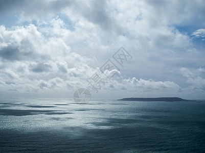 岛屿悬崖阴影海景海洋天空戏剧性天气气候地平线图片